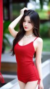 挽起裙子迈开腿打扑克是什么意义V